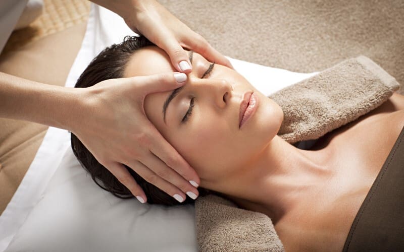 Massage bấm huyệt toàn thân: Giải độc cơ thể hiệu quả